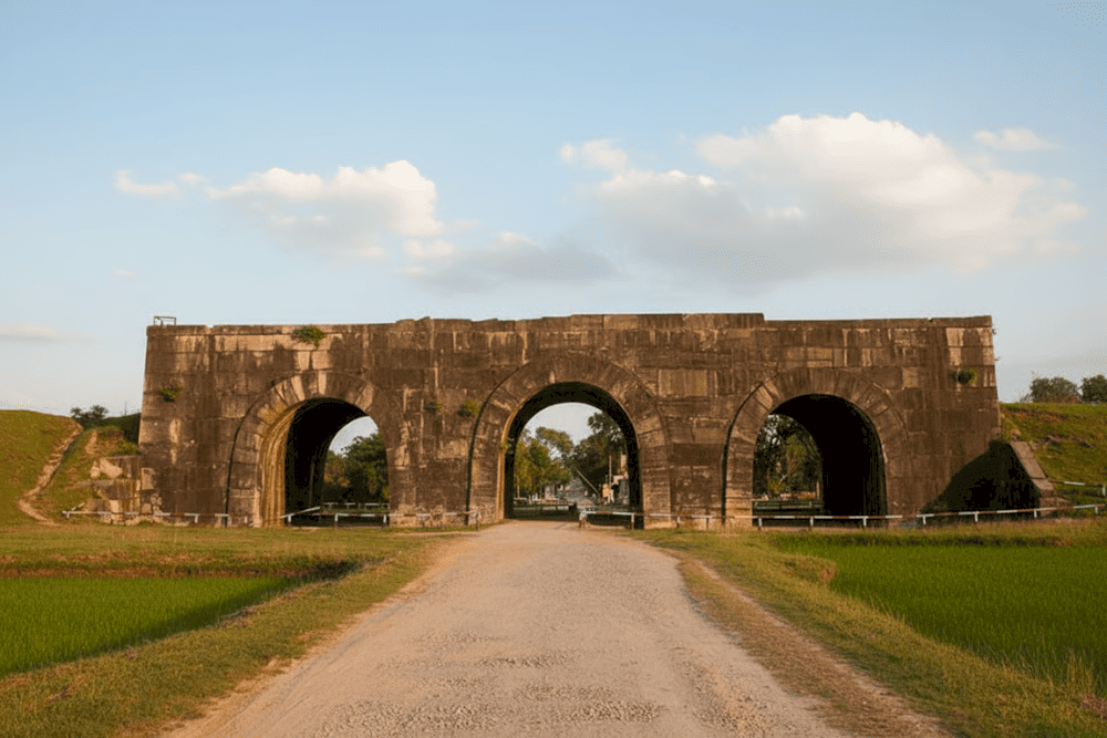 Cổng thành phía nam với 3 cửa uy nghi, vững chắc
